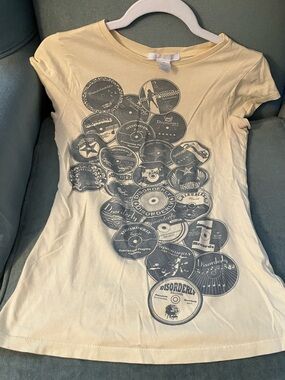 Charlotte Russe Cream Short Sleeve Tee with Navy Graphic Discs